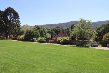 5 / 10 / 2021: Woodside, California: Filoli 'deki bahçe ve binaların manzarası