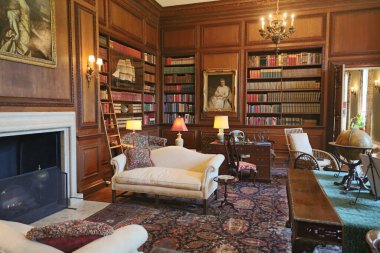 5 / 10 / 2021: Woodside, California: Filoli 'deki bahçe ve binaların manzarası
