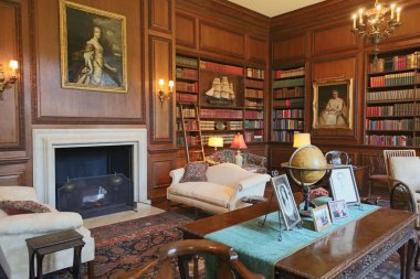 5 / 10 / 2021: Woodside, California: Filoli 'deki bahçe ve binaların manzarası
