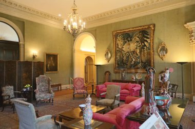 5 / 10 / 2021: Woodside, California: Filoli 'deki bahçe ve binaların manzarası