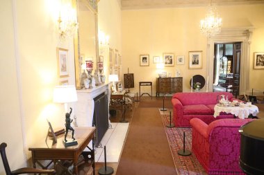 5 / 10 / 2021: Woodside, California: Filoli 'deki bahçe ve binaların manzarası