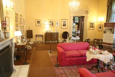 5 / 10 / 2021: Woodside, California: Filoli 'deki bahçe ve binaların manzarası