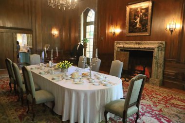 5 / 10 / 2021: Woodside, California: Filoli 'deki bahçe ve binaların manzarası