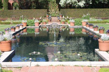 5 / 10 / 2021: Woodside, California: Filoli 'deki bahçe ve binaların manzarası