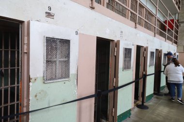 Alcatraz Adası 'nın fotoğrafları ve San Francisco Körfezi' ndeki hapishane fotoğrafları.