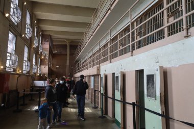Alcatraz Adası 'nın fotoğrafları ve San Francisco Körfezi' ndeki hapishane fotoğrafları.