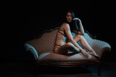 Stüdyoda güzel, beyaz bir modelin fotoğrafı.