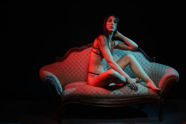 Stüdyoda güzel, beyaz bir modelin fotoğrafı.