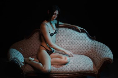 Stüdyoda güzel, beyaz bir modelin fotoğrafı.