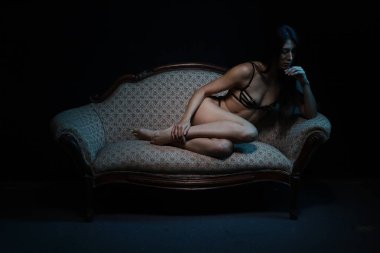 Stüdyoda güzel, beyaz bir modelin fotoğrafı.