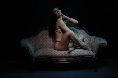 Stüdyoda güzel, beyaz bir modelin fotoğrafı.