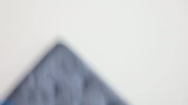 Çıplak poz veren güzel beyaz bir modelin fotoğrafı.