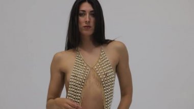 Çekim için çıplak poz veren güzel beyaz manken.