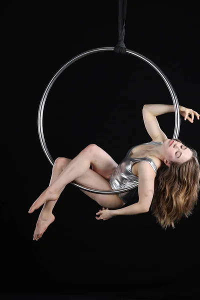 Photoshoot of a acrobat model, doing contortion, rings and aerial gymnastics