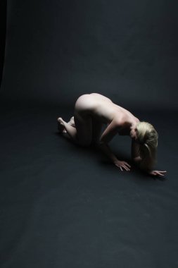 Stüdyoda Çıplak Model