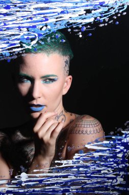 Camın arkasındaki bir modelin fotoğrafı.