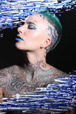 Camın arkasındaki bir modelin fotoğrafı.