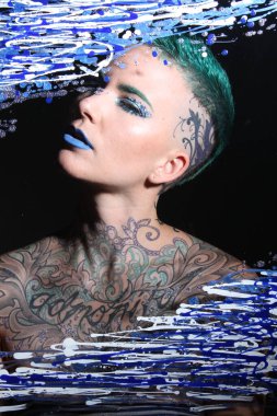 Camın arkasındaki bir modelin fotoğrafı.