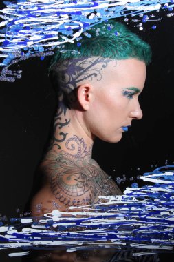 Camın arkasındaki bir modelin fotoğrafı.