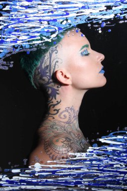 Camın arkasındaki bir modelin fotoğrafı.