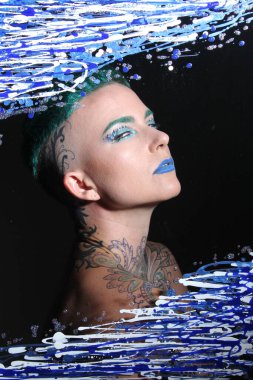 Camın arkasındaki bir modelin fotoğrafı.