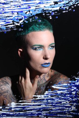 Camın arkasındaki bir modelin fotoğrafı.