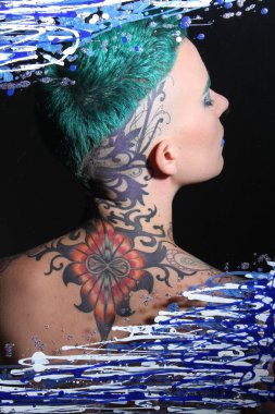 Camın arkasındaki bir modelin fotoğrafı.