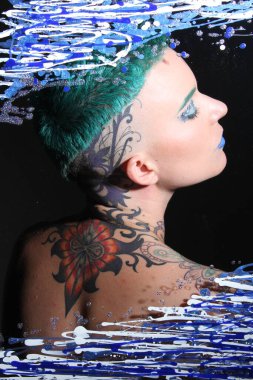 Camın arkasındaki bir modelin fotoğrafı.