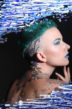 Camın arkasındaki bir modelin fotoğrafı.