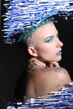 Camın arkasındaki bir modelin fotoğrafı.