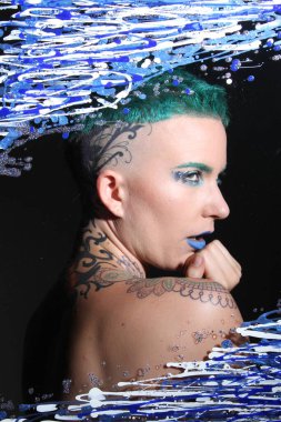 Camın arkasındaki bir modelin fotoğrafı.