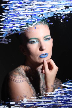 Camın arkasındaki bir modelin fotoğrafı.