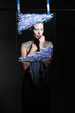 Camın arkasındaki bir modelin fotoğrafı.