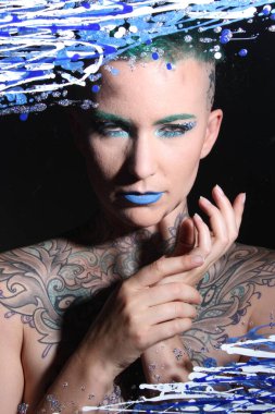 Camın arkasındaki bir modelin fotoğrafı.