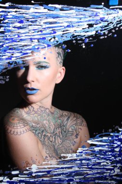 Camın arkasındaki bir modelin fotoğrafı.