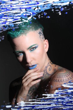 Camın arkasındaki bir modelin fotoğrafı.