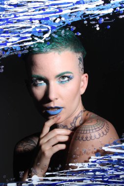 Camın arkasındaki bir modelin fotoğrafı.