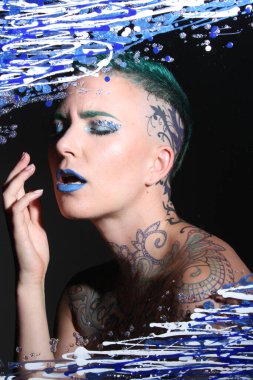 Camın arkasındaki bir modelin fotoğrafı.