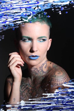 Camın arkasındaki bir modelin fotoğrafı.