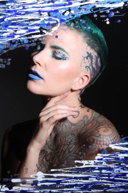 Camın arkasındaki bir modelin fotoğrafı.