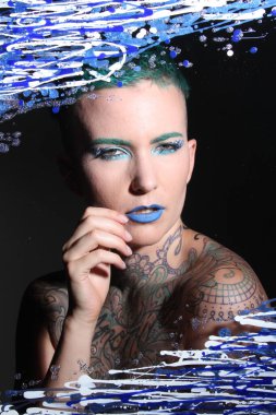 Camın arkasındaki bir modelin fotoğrafı.