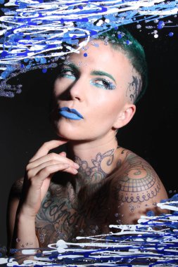 Camın arkasındaki bir modelin fotoğrafı.