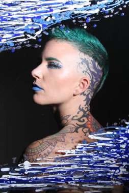 Camın arkasındaki bir modelin fotoğrafı.