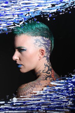 Camın arkasındaki bir modelin fotoğrafı.