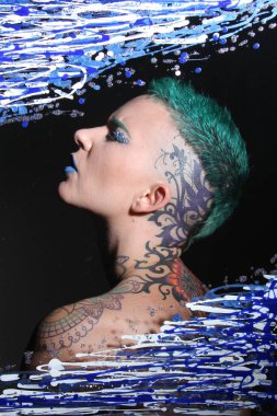 Camın arkasındaki bir modelin fotoğrafı.