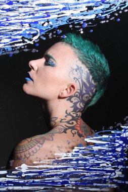 Camın arkasındaki bir modelin fotoğrafı.