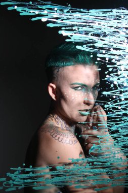 Camın arkasındaki bir modelin fotoğrafı.