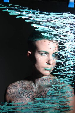 Camın arkasındaki bir modelin fotoğrafı.