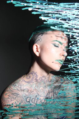 Camın arkasındaki bir modelin fotoğrafı.