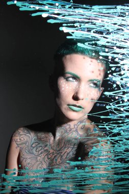 Camın arkasındaki bir modelin fotoğrafı.